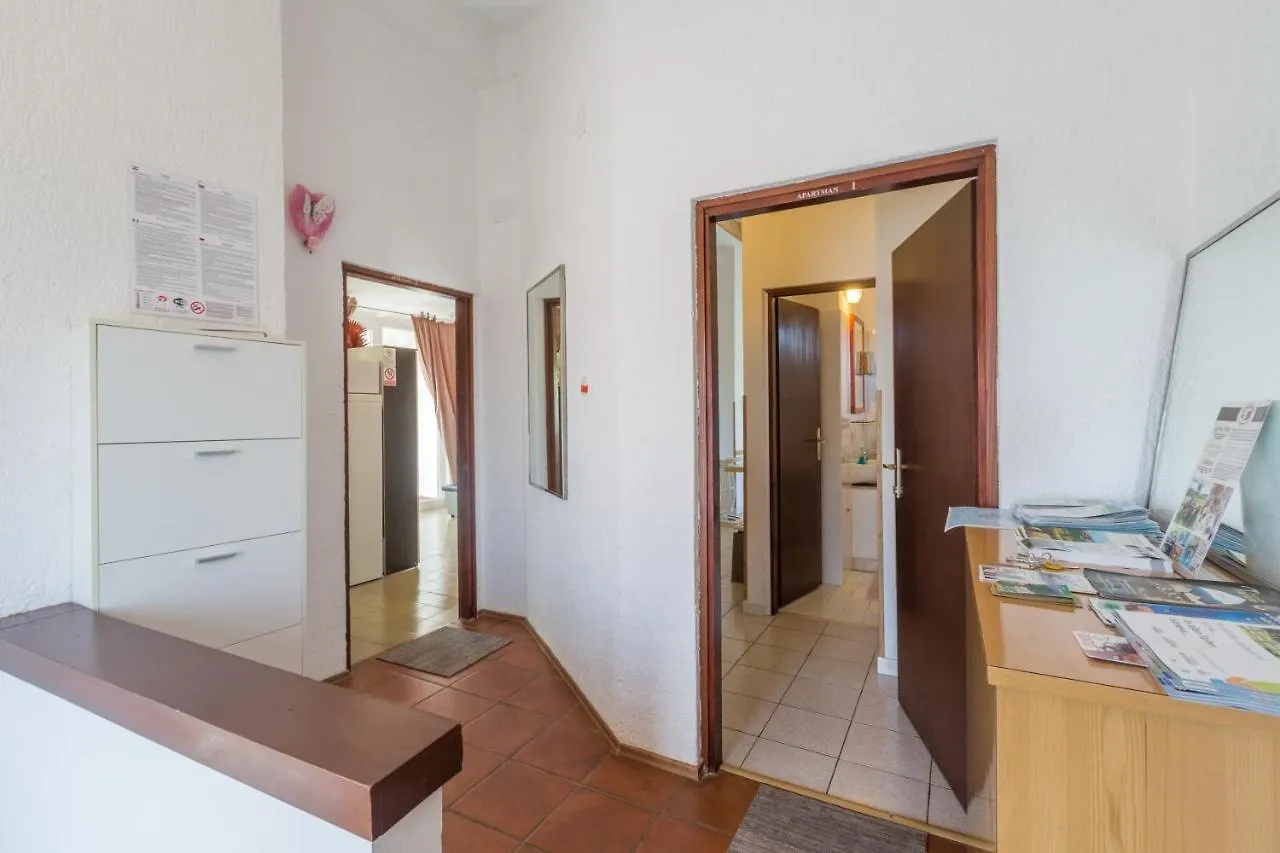Apartments With A Parking Space Karigador, Novigrad - 2534 Karigador